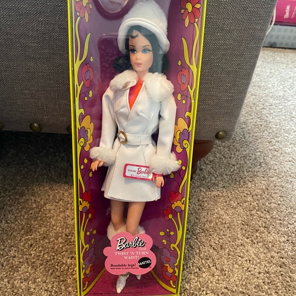 Red White ‘n Warm Barbie Doll Gold Label - Picture 4 of 6